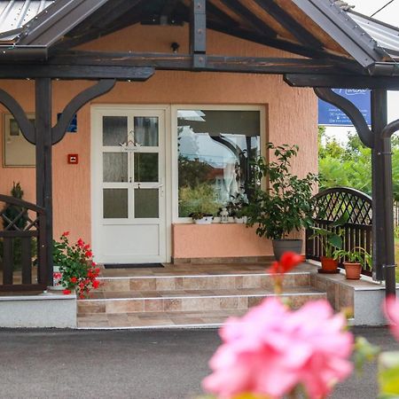 Guest House Studio Apartman Marina - With Jacuzzi, Free Parking, Pet Friendly Karlovac Exteriör bild