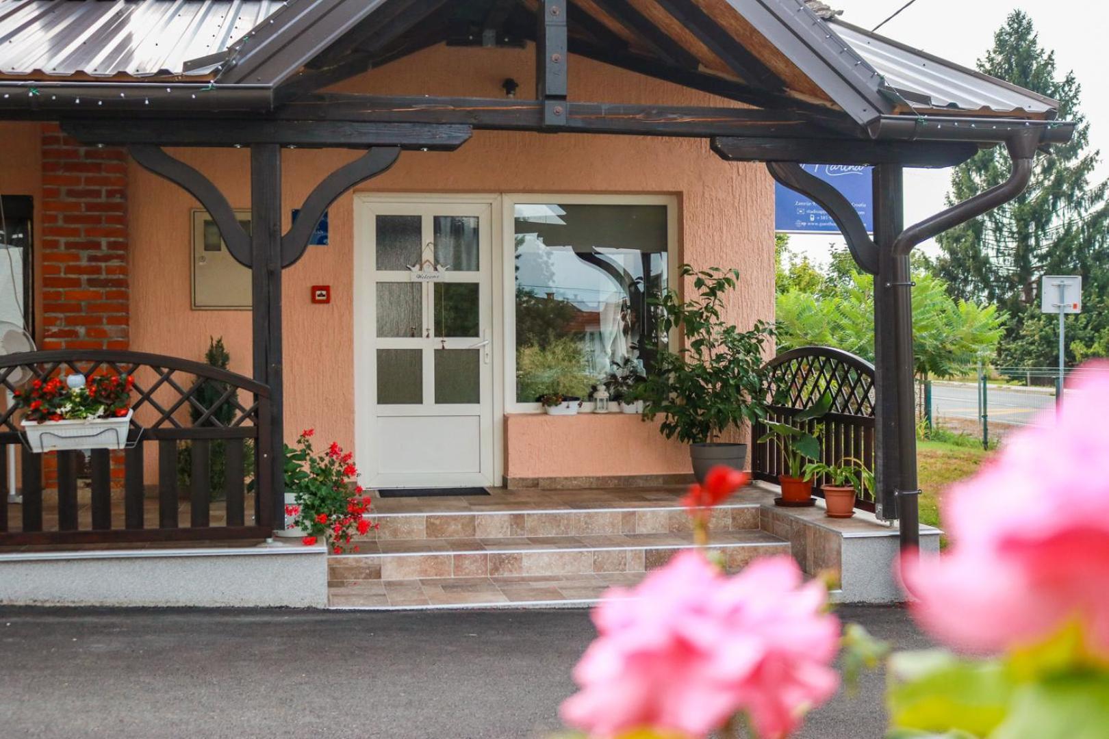 Guest House Studio Apartman Marina - With Jacuzzi, Free Parking, Pet Friendly Karlovac Exteriör bild