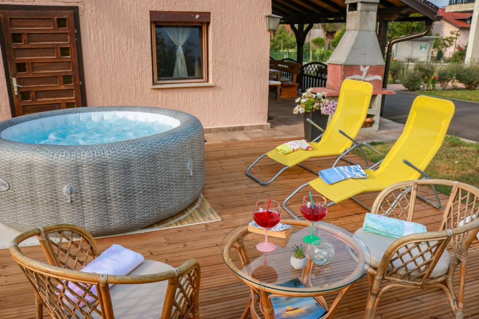 Guest House Studio Apartman Marina - With Jacuzzi, Free Parking, Pet Friendly Karlovac Exteriör bild
