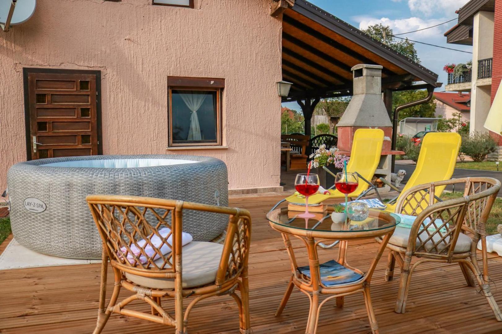 Guest House Studio Apartman Marina - With Jacuzzi, Free Parking, Pet Friendly Karlovac Exteriör bild
